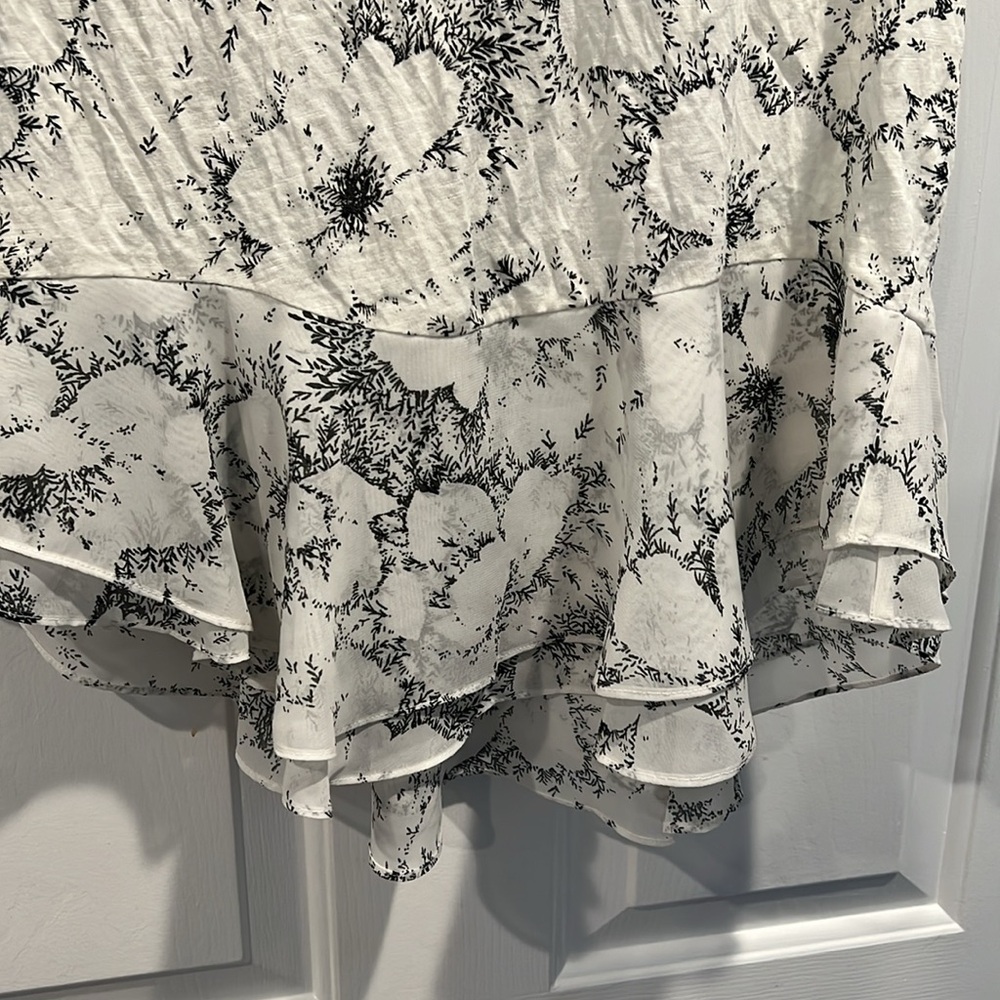 Black and white/off white sleeveless top - Picture 3 of 4